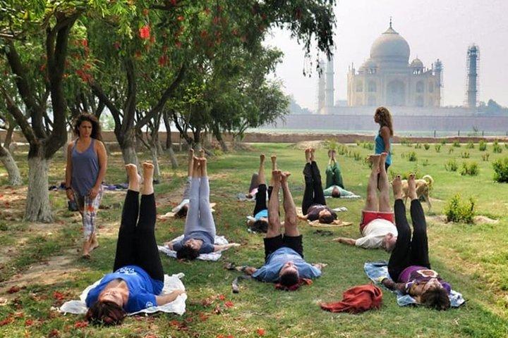 Yoga oplevelse med Taj Mahal Tour & Old City Walk