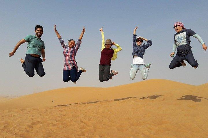 Safari nel deserto con vista all'alba con giro in cammello e sandboarding
