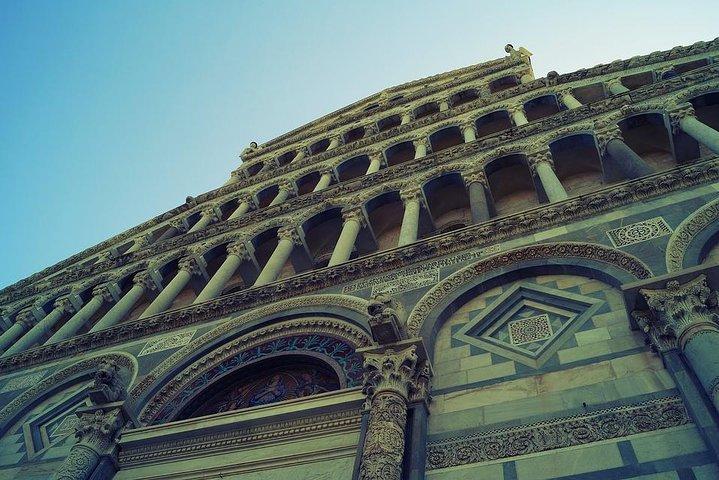 Explore a cidade de Pisa com a torre inclinada