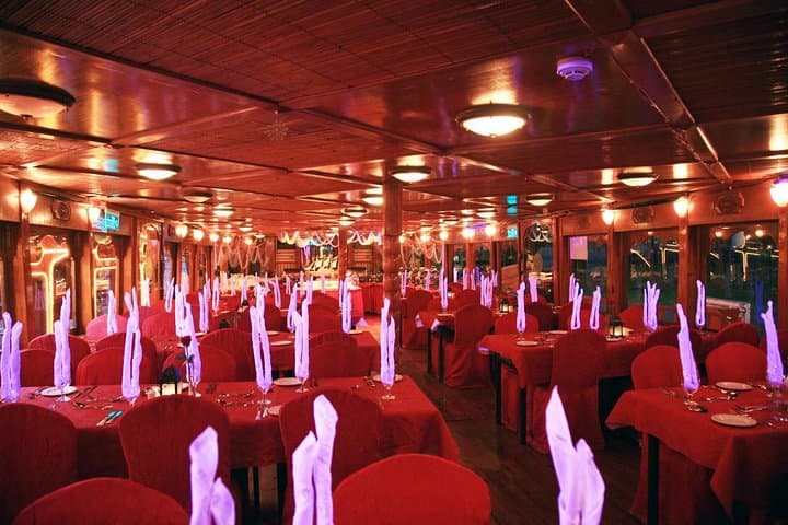 Dubai Creek Dhow Dinner Cruise with Buffet & Live Entertainment