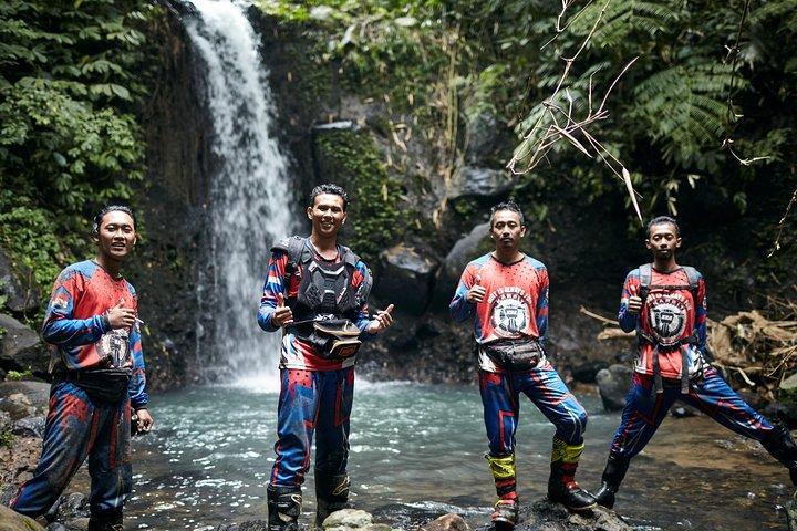 Dirt Bike Tours avec des guides bien entraînés - excursions d'une journée avec une plage de temps pour la détente