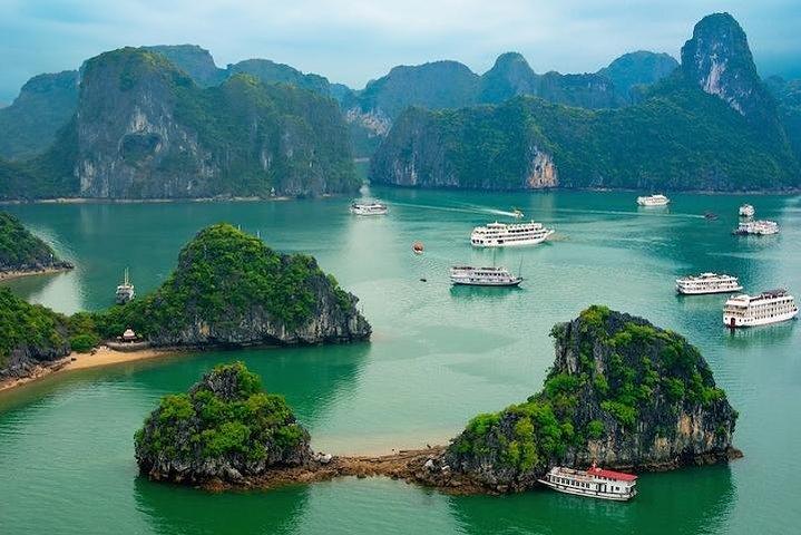 Halong Bay och Lan Ha Bay från Cat Ba Island: Cruise and Kayak Tour