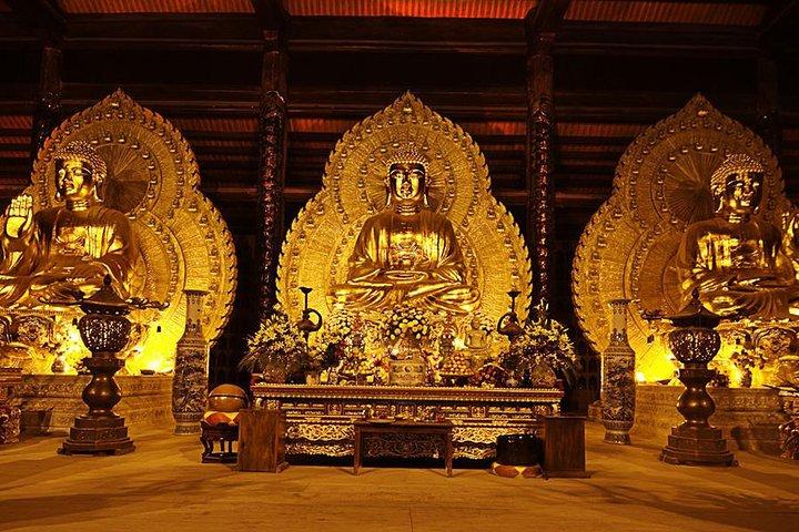 Gruppe eines Tages Tam Coc Tours Besuch von Bai Dinh Trang Bootsfahrt von Hanoi