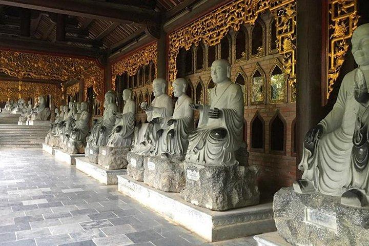 Gruppe eines Tages Tam Coc Tours Besuch von Bai Dinh Trang Bootsfahrt von Hanoi