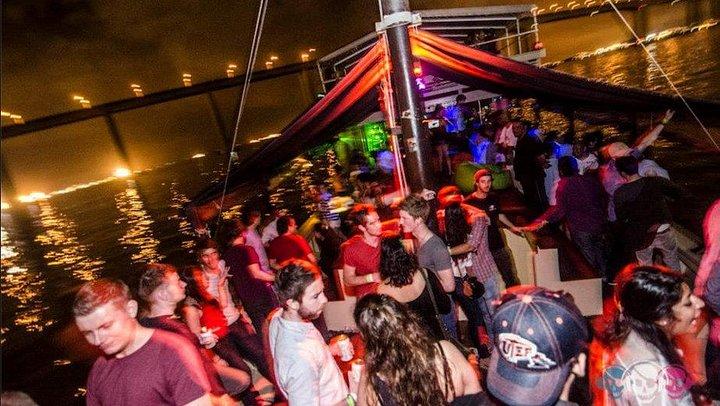 Festa in barca di notte a Rio de Janeiro Ingresso e trasferimento