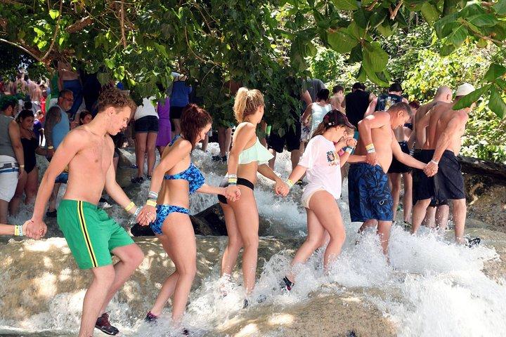 Dunn's River FallsとZipline(Over the Falls)アドベンチャーツアー(オーチョリオスから)