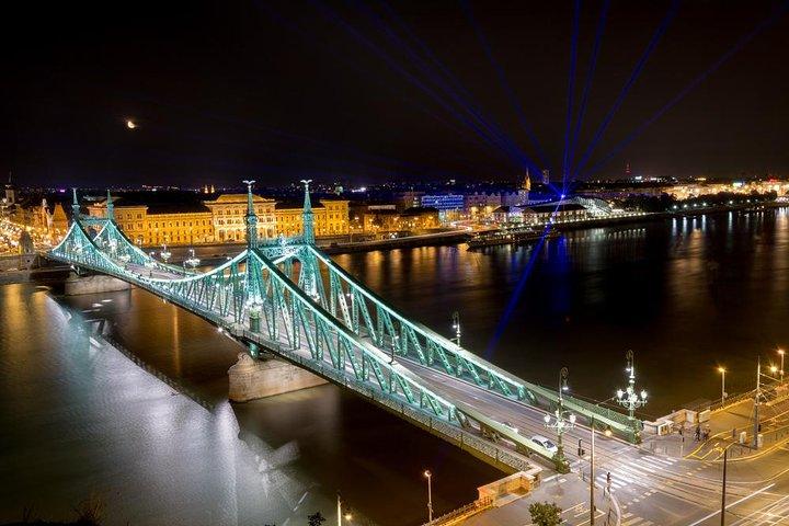 夜のブダペスト：ライトアップされたランドマークを巡るプライベートトゥクトゥクツアー