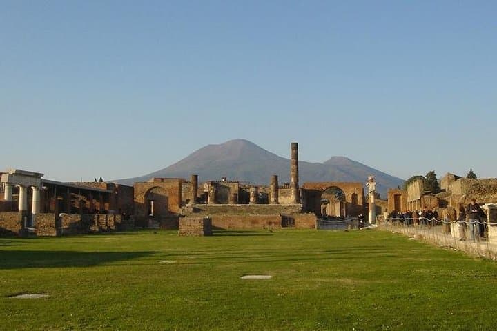 Private Tour to Pompeii Ruins with Pizza in Naples