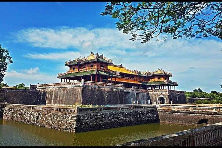 HUE City Tour via HAI VAN PASS - Lap An Lagoon - Rivierboottocht