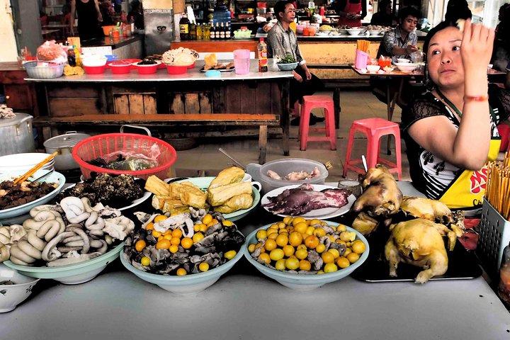 Visite privée: visite culinaire de rue dans la nuit à Hanoi