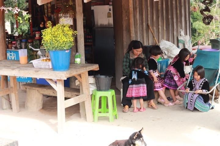 Chiang Mai: Voies des tribus des collines et chants en soirée au petit groupe du temple Doi Suthep