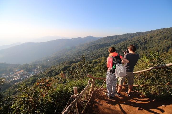 Chiang Mai: Voies des tribus des collines et chants en soirée au petit groupe du temple Doi Suthep
