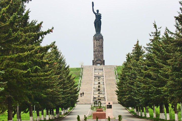 グループツアー：Gyumri（アーバンライフミュージアム、黒の要塞、旧市街）、Harichavank
