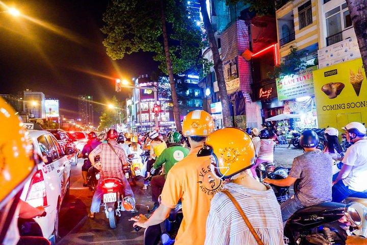 Saigon After Dark Unvergessliches Vespa-Tour-Abenteuer im Nachtleben