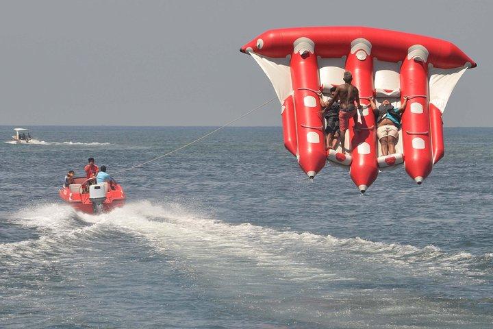 半日のウォータースポーツはUluwatuの信じられないほどの夕焼けとKecakの火のダンスと組み合わせる