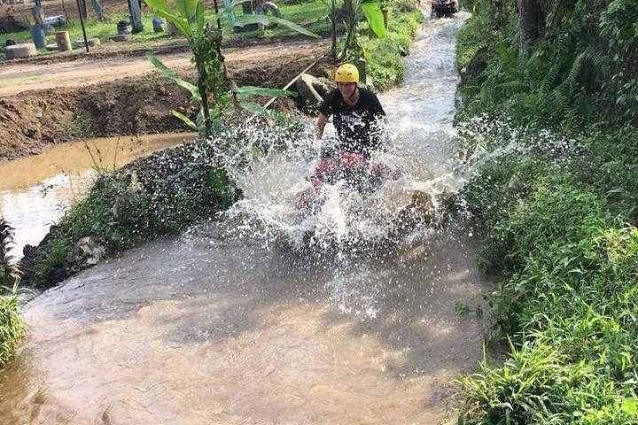 オールインクルーシブのクワッドバイクライドとホワイトウォーターラフティング