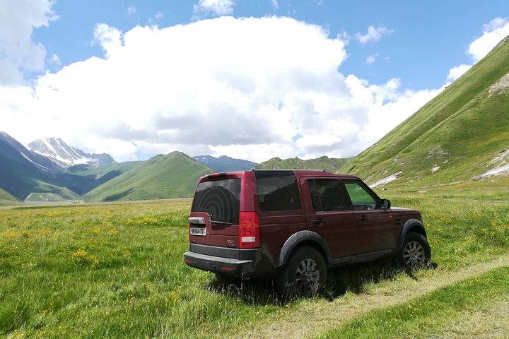 Tour de día completo en jeep a Kazbegi y Truso Gorge de Tbilisi