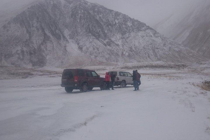Tour de día completo en jeep a Kazbegi y Truso Gorge de Tbilisi
