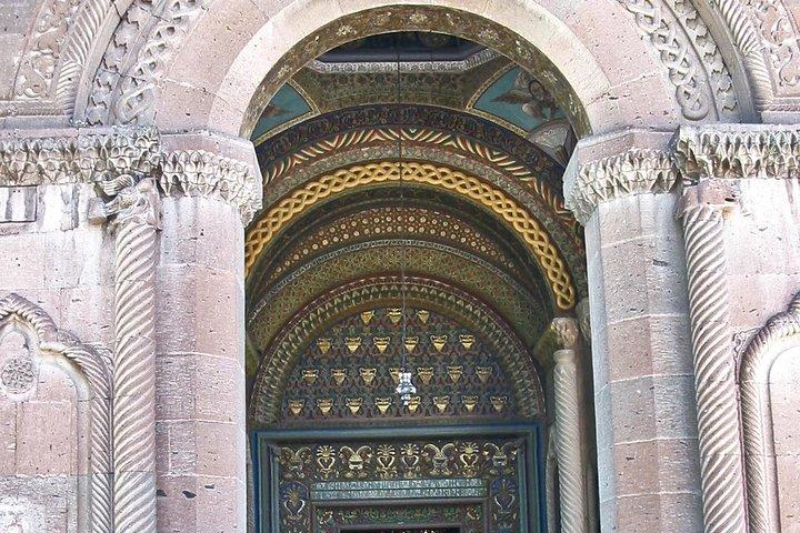 グループツアー: エチミアジン大聖堂と教会、ズヴァルトノツ寺院