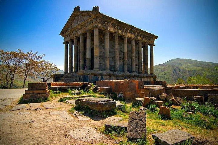 Grupperejse: Garni hedenske tempel, Geghard kloster, Sevan-søen, Sevanavank