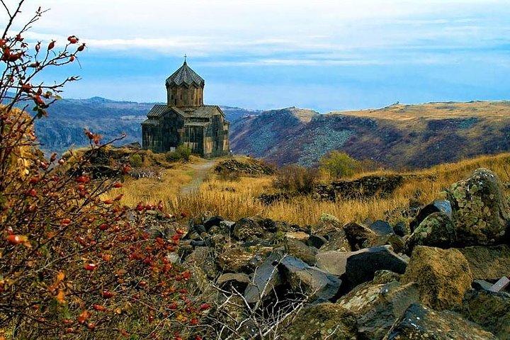 Private Tour zum Aragats-Lake Kari - Denkmal des armenischen Alphabets - Festung Amberd