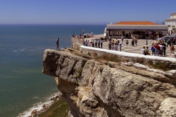 Prívate tour to Fátima, Batalha, Nazaré and Óbidos