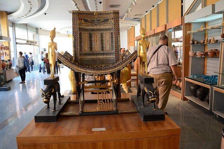 プライベート ツアー ギザのピラミッド、エジプト博物館、地元のバザール