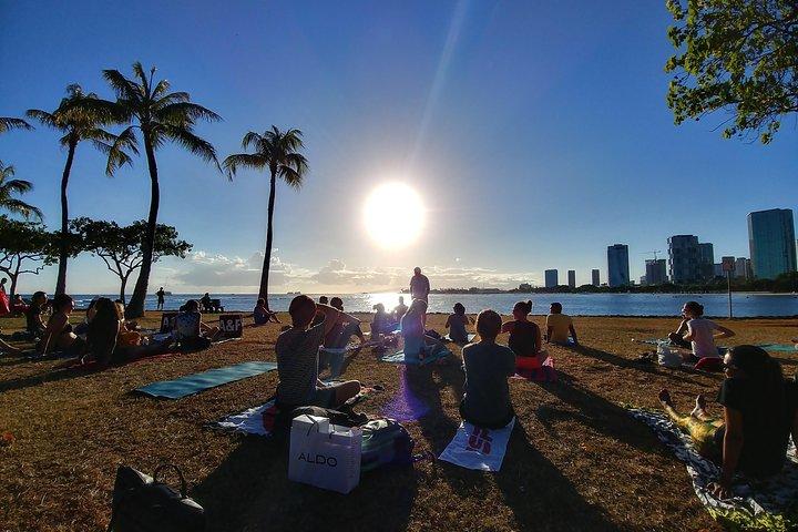 Flujo de yoga al atardecer en Magic Island