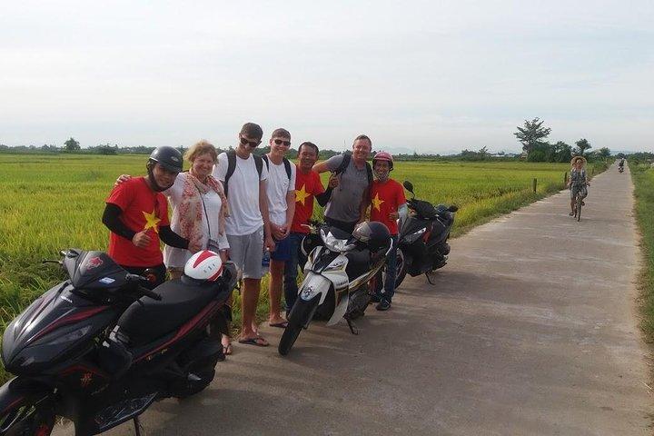 PRIVÉ My Son Holy Land Tour: Avontuur op Vespa of motorfiets