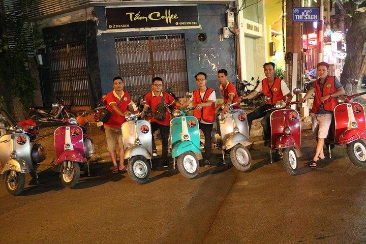 Saigon After Dark Vespa Street Food Tour + Livemusik 4 timer