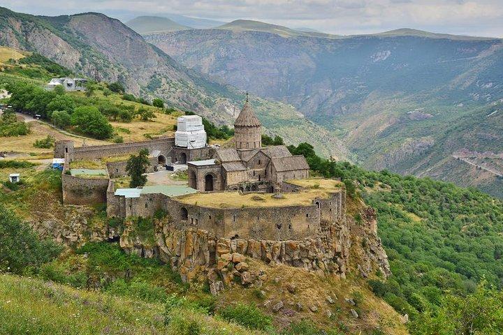 Visite de groupe au monastère de Tatev, à la cascade Shaki et à la fabrique de vin Hin Areni