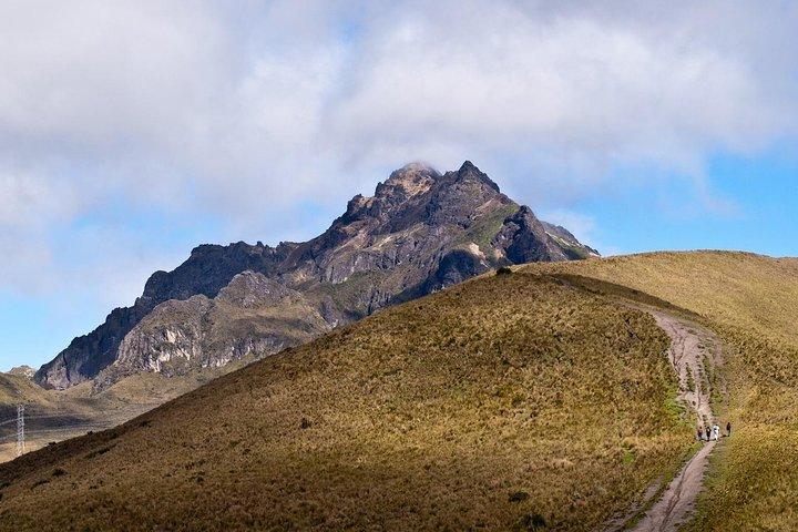 Excursión a La Mitad del Mundo y el teleférico de Quito