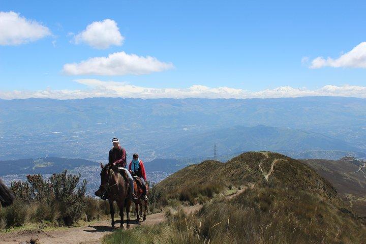 Tour privado de medio día en teleférico y a caballo por encima de Quito