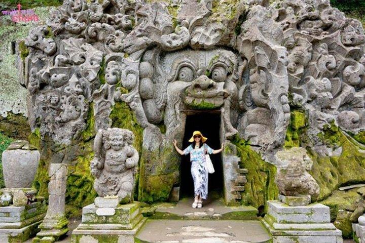 旅行キンタマーニ火山ダウンヒルサイクリングとゴアガジャ寺院
