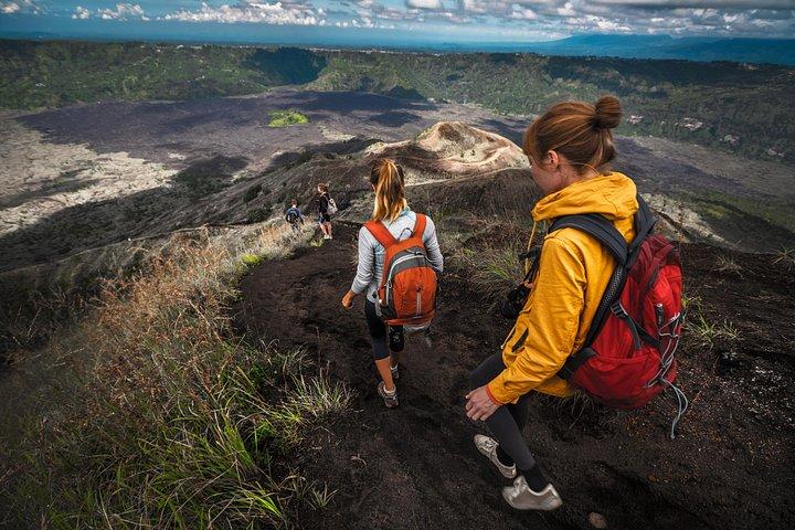 バトゥール山の日の出トレッキングと棚田の冒険