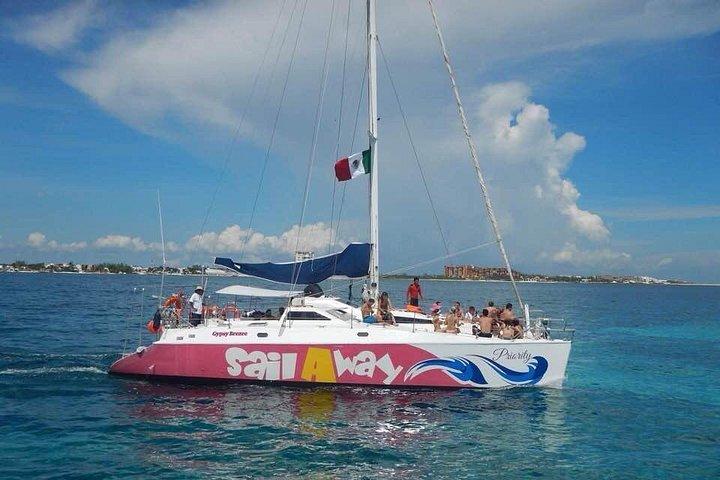 カンクンからIsla Mujeresへのセーリングクルーズパーティー