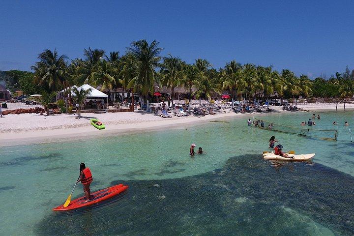 カンクンからIsla Mujeresへのセーリングクルーズパーティー