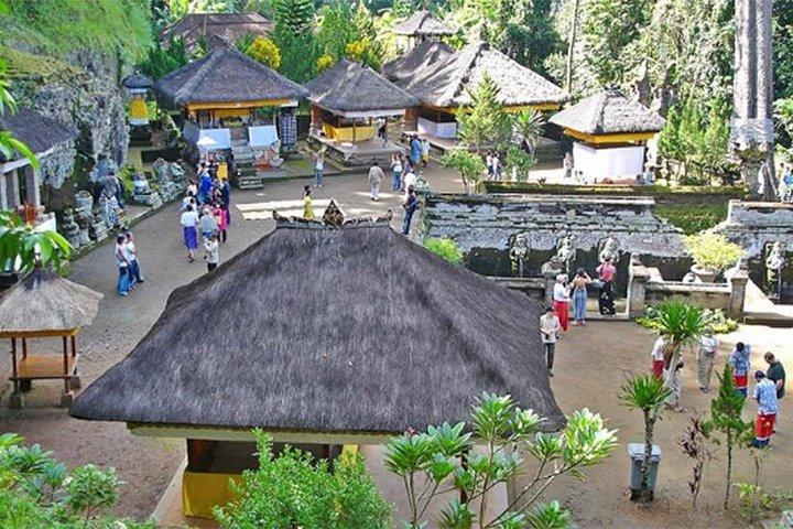 旅行キンタマーニ火山ダウンヒルサイクリングとゴアガジャ寺院