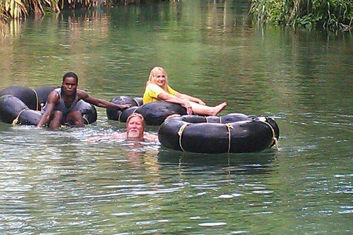 Tubing sur le fleuve et visite privée du Blue Hole au départ d’Ocho Rios