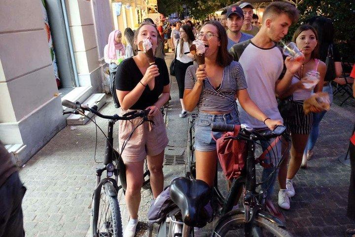 地元の食べ物と飲み物を含むアテネの見どころを巡る eBike ツアー