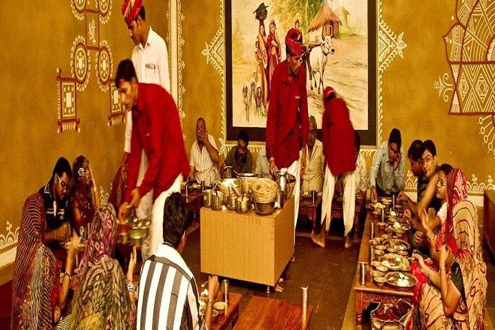 Chokhi Dhani Villageでのディナーとジャイプールの終日ツアー