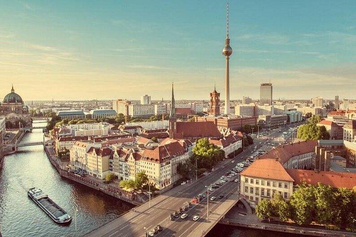 Berlin Private Intro Tour with a Local Guide – Custom & Flexible