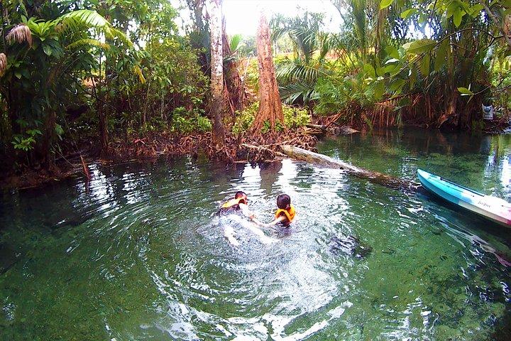 Kajakfahren in der versteckten Süßwasserlagune, unsichtbarer Krabi-Trip