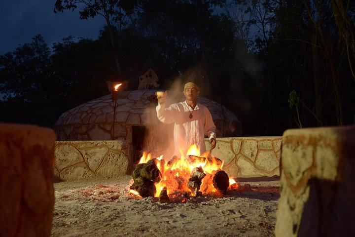 Ceremonia Nocturna Maya Temazcal desde Cancún con Cenote Swim and Dinner