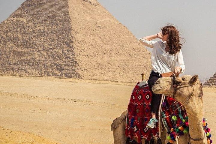 Giza Pyramids, Sphinx, Sakkara & Memphis turné inkluderade Camel Ride