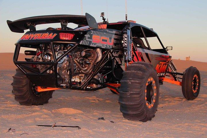 Zelfrijdende duinbuggy met sandboarden en kameelrijden