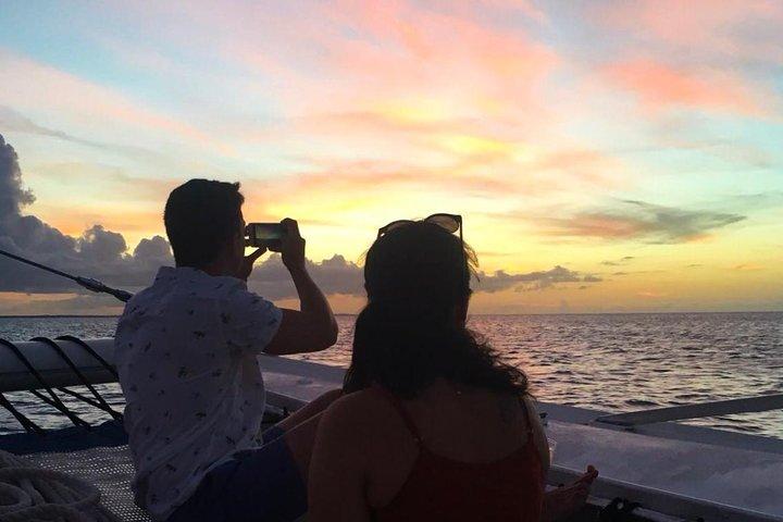 Crucero al atardecer con champán de 2 horas desde Grace Bay, Providenciales (solo para adultos)