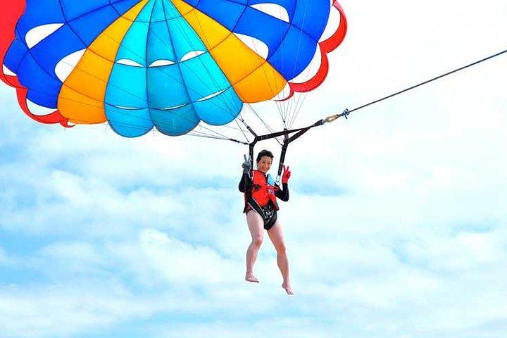Sport acquatici a Bali: avventura in parapendio, banana boat, ciambella e moto d'acqua