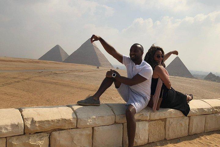 プライベート旅行ギザのピラミッド、スフィンクス、サッカラ ステップ、メンフィス、ラクダ乗り & ランチ