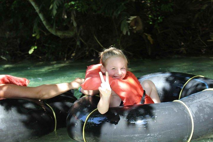 Aventura da tubulação do rio do Calypso de Ocho Rios
